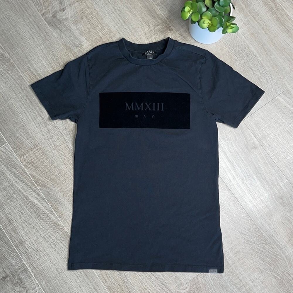 MAN BOOHOO MAN Black Velvet ‘MMXIII MAN’ Short Sleeve T-Shirt Men’s Size Small